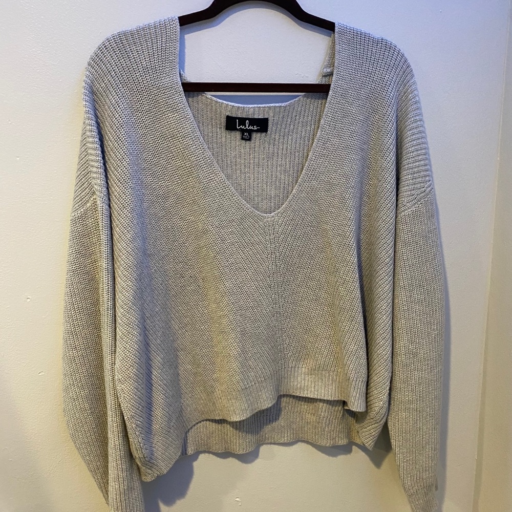 *NEW W/O TAGS! * Lulus Gray Vneck sweater